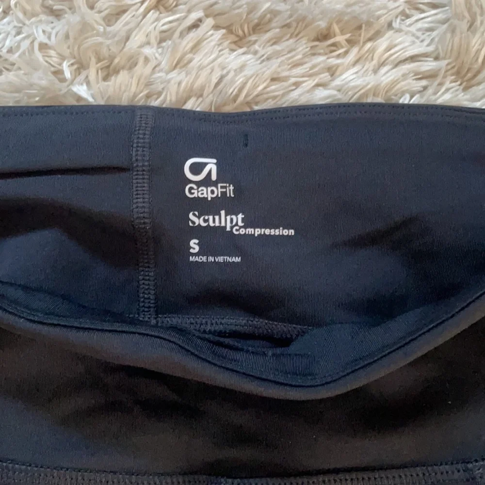 Gap fit size small black cropped workout leggings